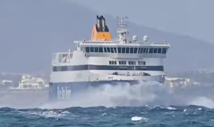Το Blue Star Naxos δίνει «μάχη» στη φουρτουνιασμένη θάλασσα – Ριπές 62 χιλιομέτρων την ώρα (βίντεο)