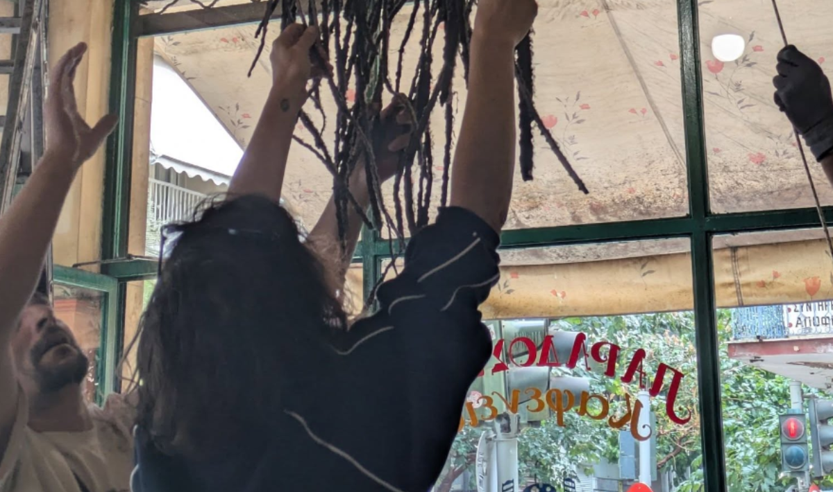 Η «Αποκαθήλωση» του θρυλικού καφενείου «Η Μουριά» στα Εξάρχεια: 111 χρόνια ιστορίας «αποχαιρετούν» την Αθήνα – ΦΩΤΟ