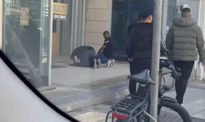 Ηράκλειο: Άνδρες γονατιστοί προσεύχονται σε πεζοδρόμιο της Καλοκαιρινού – Δείτε το βίντεο