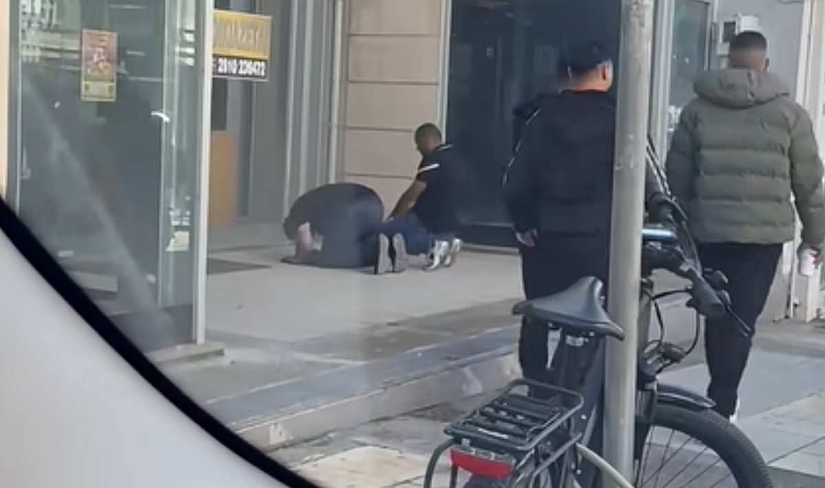 Ηράκλειο: Άνδρες γονατιστοί προσεύχονται σε πεζοδρόμιο της Καλοκαιρινού – Δείτε το βίντεο