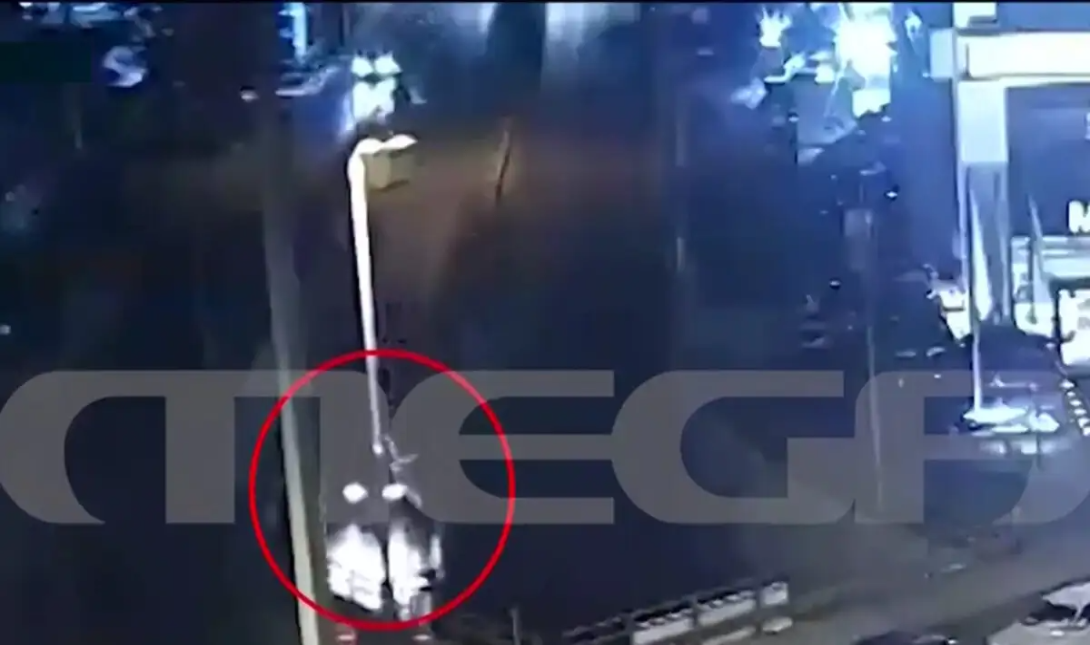 Καλλιθέα: Βίντεο ντοκουμέντο από τη στιγμή του τροχαίου – Στο νοσοκομείο η 27χρονη οδηγός μηχανής