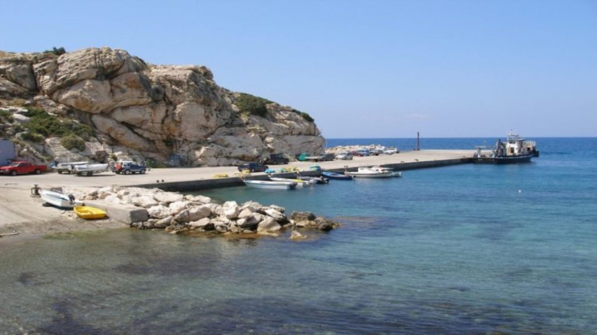 Ρόδος: Φορτηγό πλοίο μπλόκαρε το λιμάνι της Καμείρου – Στα ανοιχτά παραμένει καράβι από Χάλκη με 120 επιβάτες