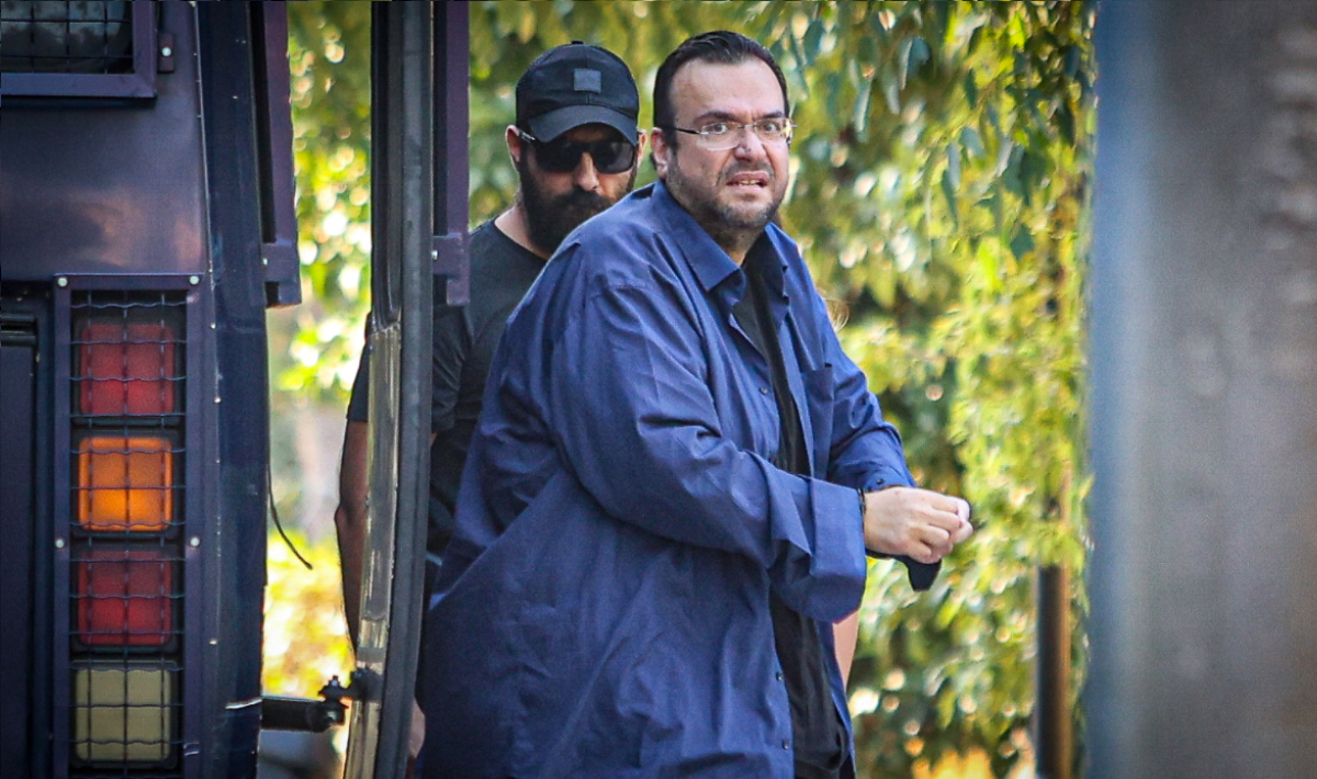 Υπόθεση ΕΦΚΑ: Στον ανακριτή ο πρόεδρος του ΛΑΟΣ και οι 10 συγκατηγορούμενοι του μετά τη μεταγωγή από τη ΓΑΔΑ