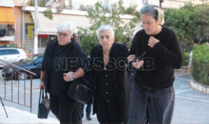 40ήμερο μνημόσυνο Γιώργου Μαζωνάκη: Συντετριμμένη η μητέρα του στον Ιερό Ναό