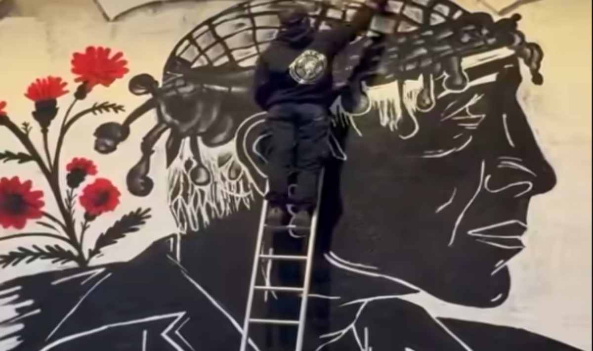 Κρητική urban τοιχογραφία του Γιώργου Μαζωνάκη στην «καρδιά» του Βόλου (φώτο)
