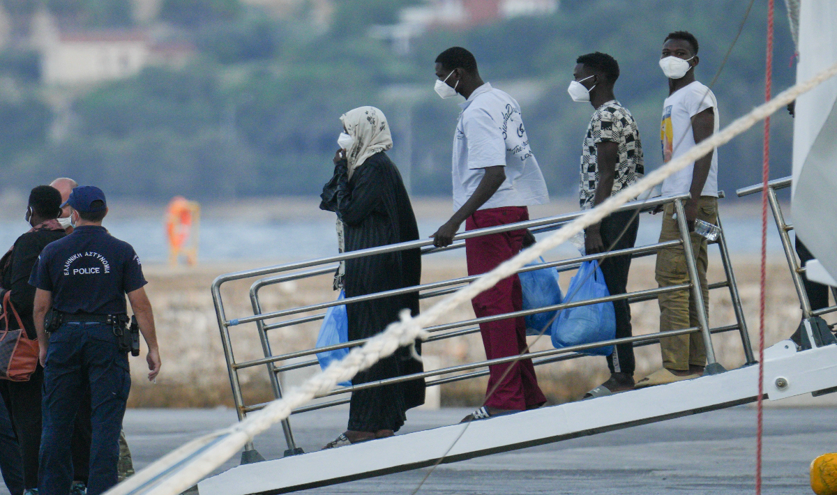 Ιεράπετρα: Αστυνομικός ξέσπασε σε δάκρυα για τα ανήλικα παιδιά μεταναστών – «Είδα τις κόρες μου»