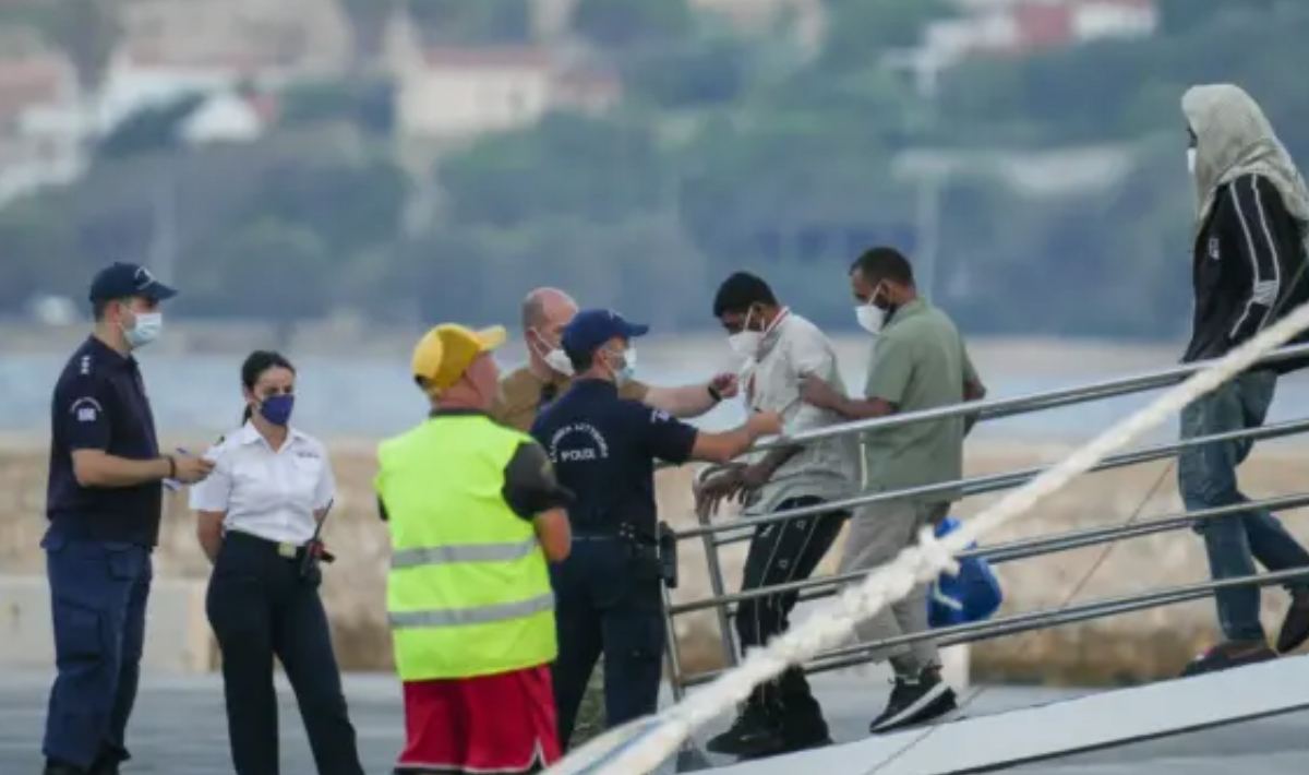 Από την Κρήτη στη Σάμο μεταφέρονται σήμερα 421 μετανάστες