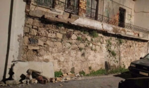 Χανιά: Κατέρρευσε μπαλκόνι εγκαταλελειμμένου κτιρίου –  Ζημιές σε σταθμευμένα αυτοκίνητα