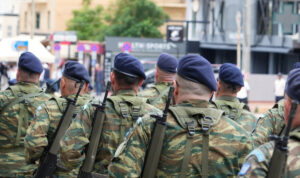 Κοσμοσυρροή στο κέντρο του Ηρακλείου για την παρέλαση της 28ης Οκτωβρίου (φωτογραφίες)