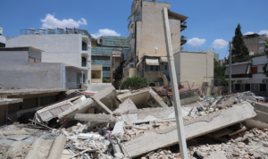 Πετράλωνα: 17.380 ευρώ και κοσμήματα εντοπίστηκαν στα συντρίμμια της πολυκατοικίας