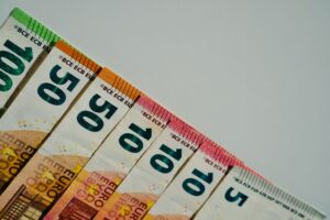 Επισιτιστική βοήθεια: Πριν από τα Χριστούγεννα το πρώτο voucher έως 1.000 ευρώ