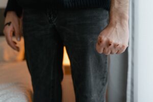 Νέο περιστατικό ενδοοικογενειακής βίας με θύμα 42χρονη – «Αν δεν έμπαινε μπροστά το παιδί θα με έπνιγε» (βίντεο)