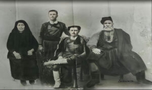 Κρήτη: Έψαχνε τα κλεμμένα ζώα του και τον σκότωσαν κατά λάθος – Η τραγική ιστορία πίσω από μια παλιά φωτογραφία