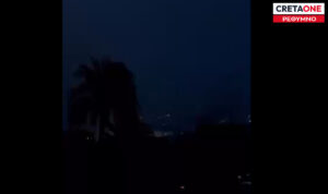 Απίστευτο σκηνικό στο Ρέθυμνο: Έπαιζε το «σ’ αγγίζω και παθαίνω ηλεκτροσόκ» και εκείνη τη στιγμή έπεσε κεραυνός και έγινε μπλακ άουτ! – Δείτε το βίντεο