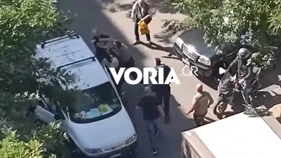Άγρια συμπλοκή στη Θεσσαλονίκη: Άνοιξε την πόρτα του βαν, έβγαλε έξω τον οδηγό και τον γρονθοκόπησε (βίντεο)