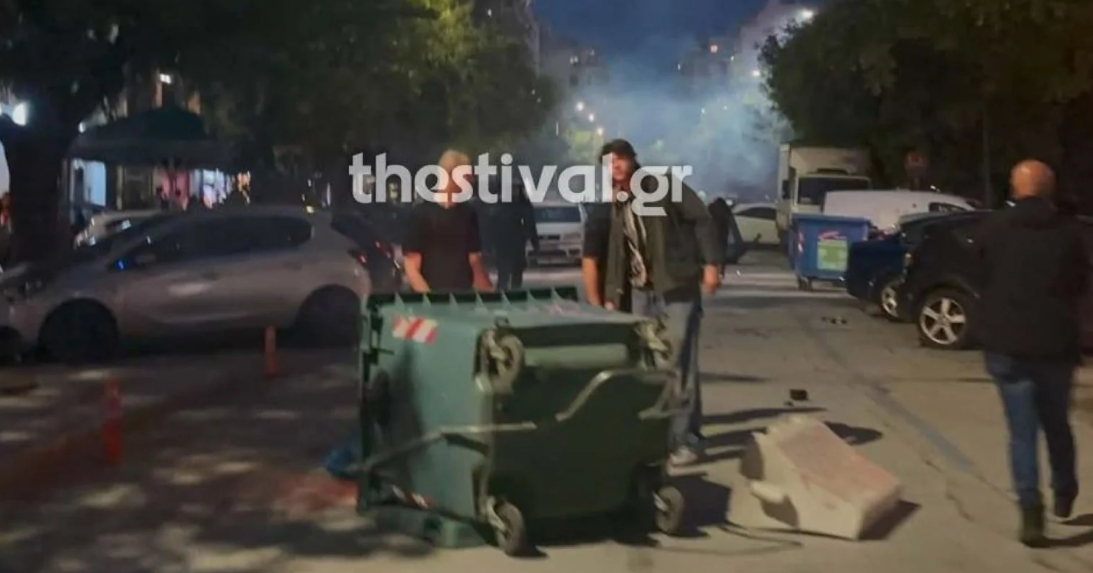 Θεσσαλονίκη: Νέα επεισόδια με κουκουλοφόρους και ΜΑΤ έξω από το ΥΜΑΘ – Δείτε βίντεο
