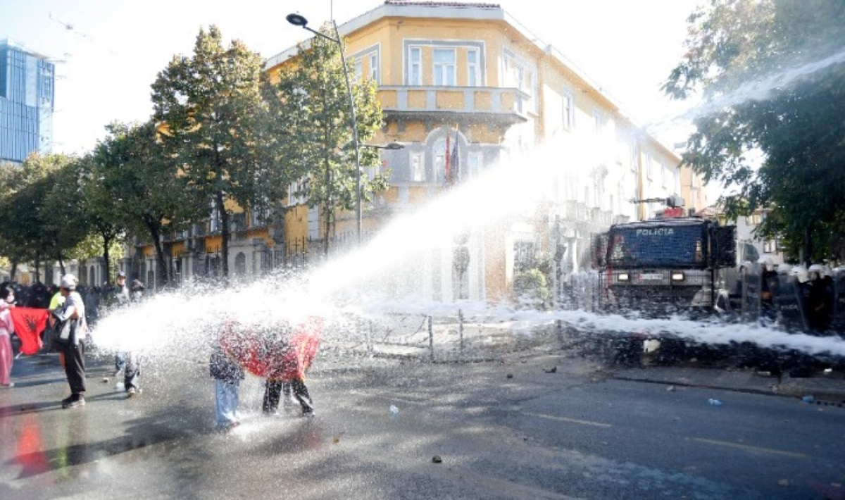 Αλβανία: Η Ευρωπαϊκή Επιτροπή καταδικάζει τη βία κατά τη διάρκεια των διαδηλώσεων στη χώρα
