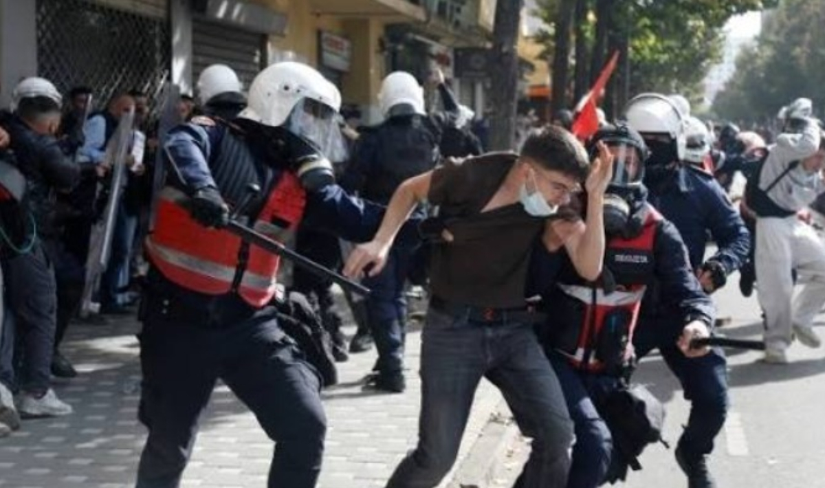 Σε πύρινο κλοιό η Αλβανία: Μπλόκο διαδηλωτών στον Ράμα – «Όχι» σε διάλογο, αίτημα για παραίτηση από 1.350 καθηγητές
