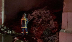 Τρίκαλα: Mεγάλη φωτιά σε εργοστάσιο βαμβακιού – Επί ποδός η Πυροσβεστική