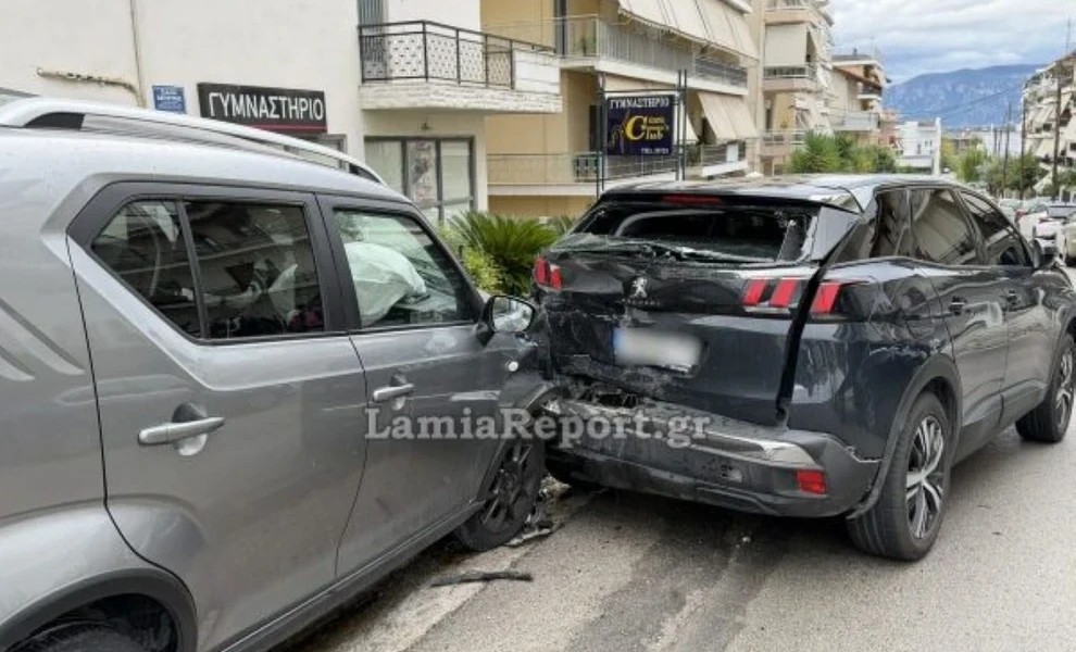 Τροχαίο ατύχημα στην Λαμία: Κόλλησε το γκάζι αυτοκινήτου και έπεσε πάνω σε παρκαρισμένα οχήματα (φώτο)