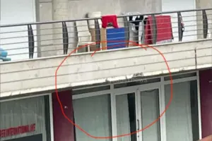 Βόλος: Πυροβόλησαν σε μπαλκόνι σπιτιού και έγιναν «καπνός» – Με το όπλο βγήκε ο ιδιοκτήτης (φώτο)