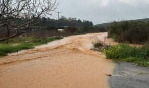 Εγκλωβισμένοι πέντε κτηνοτρόφοι στο χωριό Γράμμος  λόγω υπερχείλισης