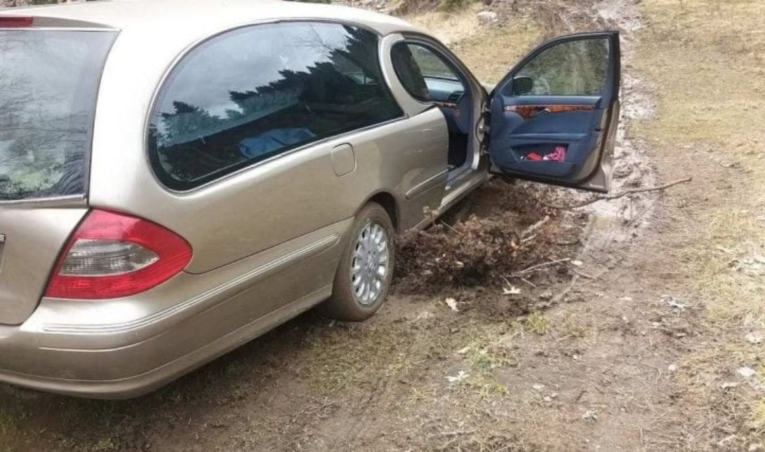 νεκροφόρα