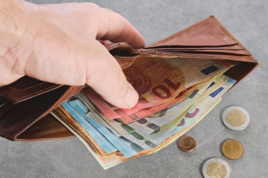 πορτοφόλι χρήματα μισθός λεφτά επίδομα