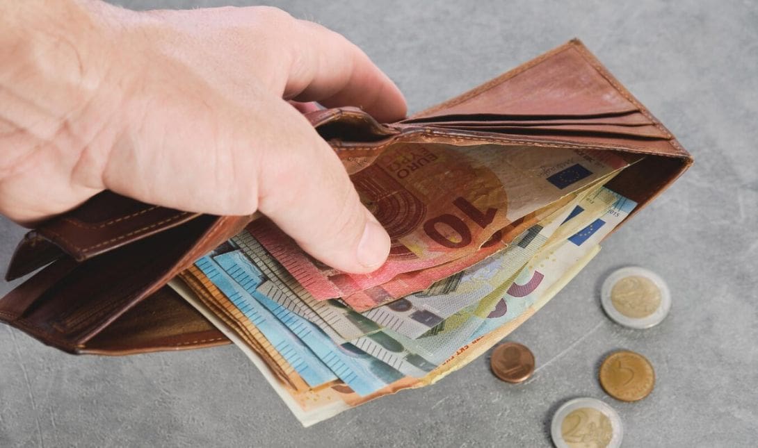 πορτοφόλι χρήματα μισθός λεφτά επίδομα