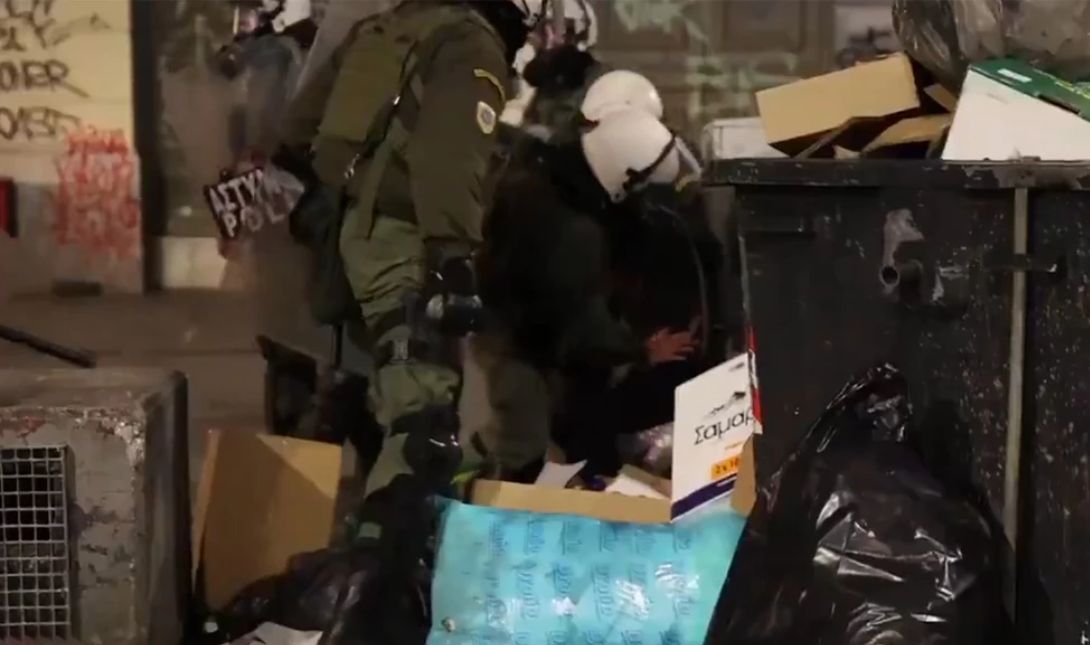 σκουπίδια ΜΑΤ Τέμπη